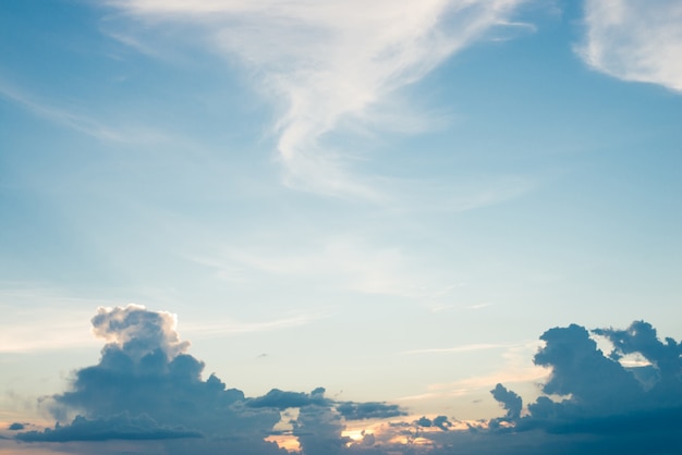 Free photo blue sky with clouds in the distance