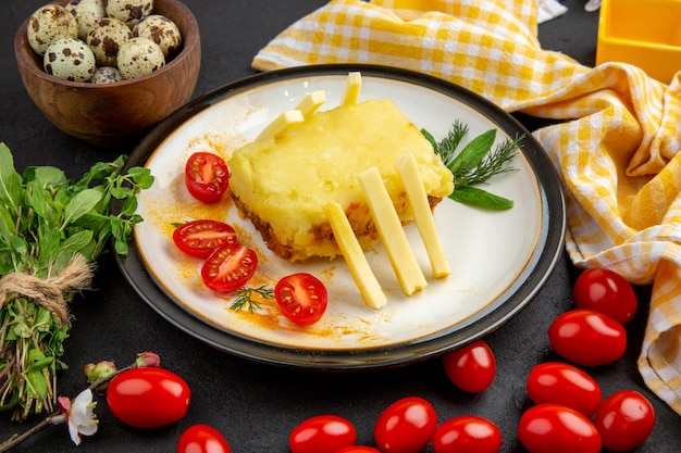 Foto gratuita panino al formaggio vista dal basso sul piatto giallo e bianco a quadretti asciugamano da cucina mazzo di menta ciliegia su sfondo scuro