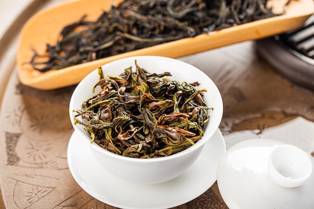 Free photo brewing chinese tea in ceramic gaiwan during the tea ceremony closeup