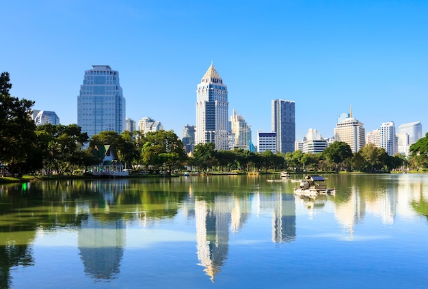 Free photo business district cityscape from a park with blue sky