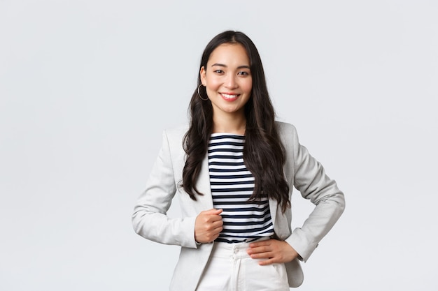 Free photo business, finance and employment, female successful entrepreneurs concept. confident good-looking female office manager, lady in white jacket smiling and looking determined to win case in court.