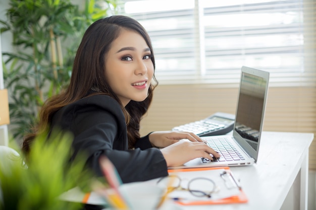 Free photo business owner working at home office