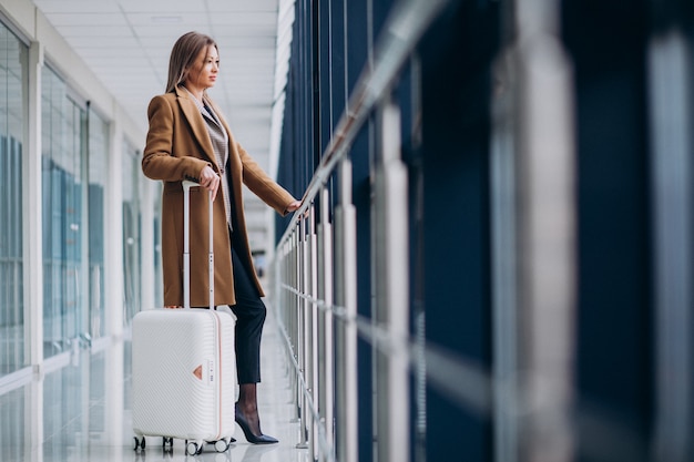 Foto gratuita donna di affari con la borsa da viaggio in aeroporto