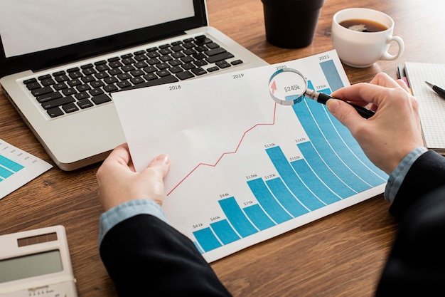 Free photo businessman analyzing growth chart at the office