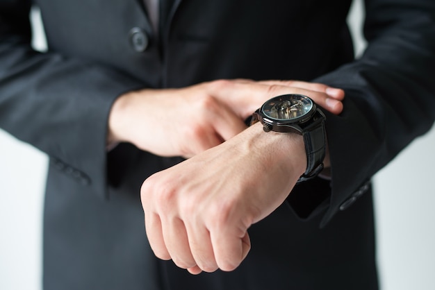 Free photo businessman consulting wristwatch