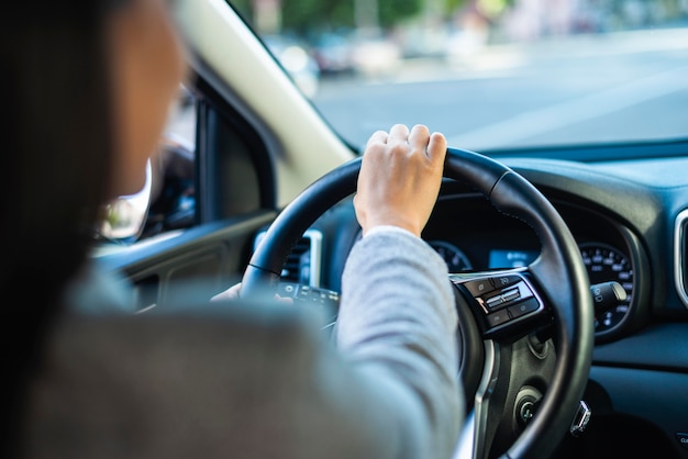 無料Photo 街で彼女の車を運転する実業家