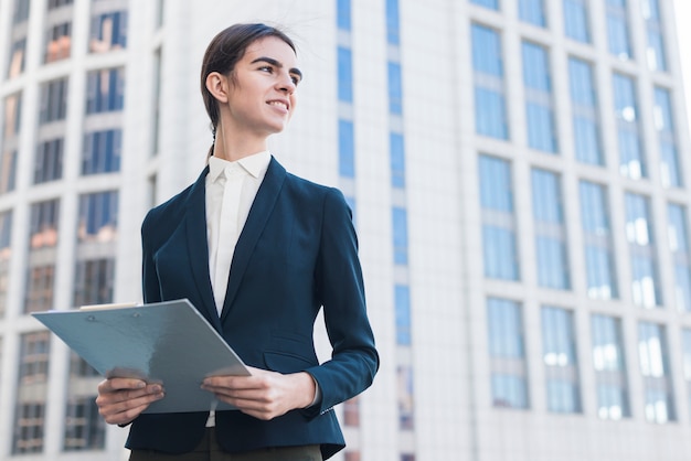 Free photo businesswoman with tablet