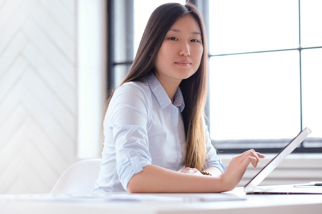 Free photo businesswoman working at the office