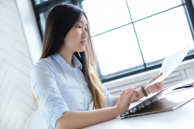 Free photo businesswoman working at the office