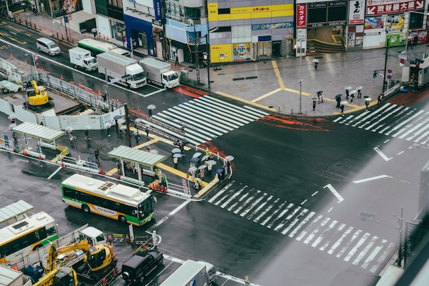 Free photo busy crosswalk in the city with traffic