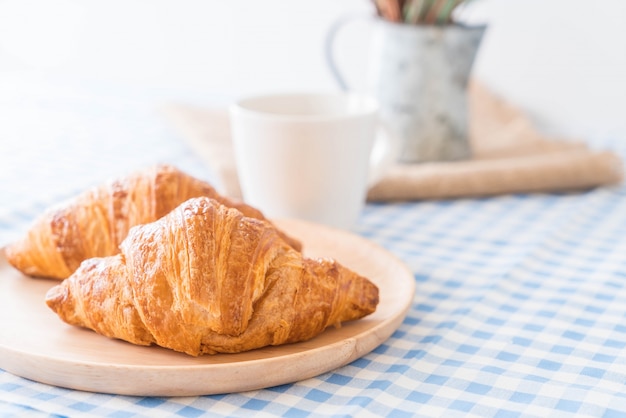 Foto gratuita croissant di burro sul tavolo