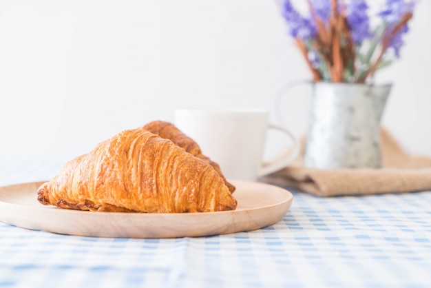 Foto gratuita croissant di burro sul tavolo