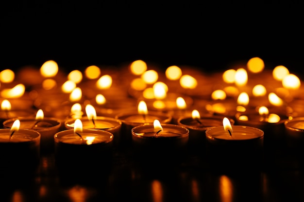 Foto gratuita candele. set di candele accese nel buio.