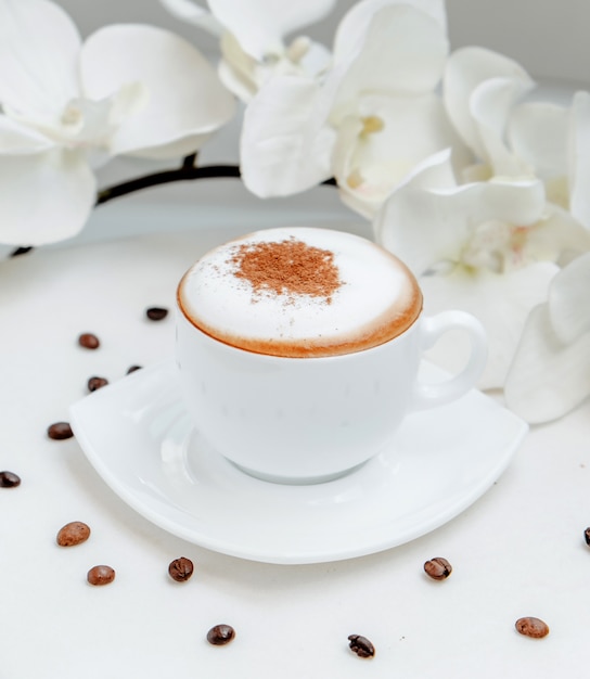 Foto gratuita bicchiere di cappuccino sul tavolo