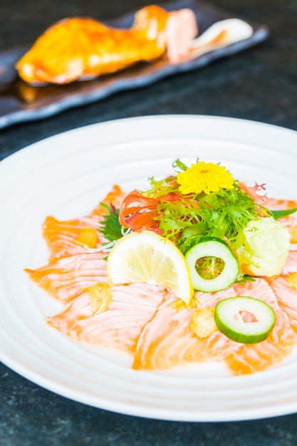 Foto gratuita carpaccio salmone in piatto bianco