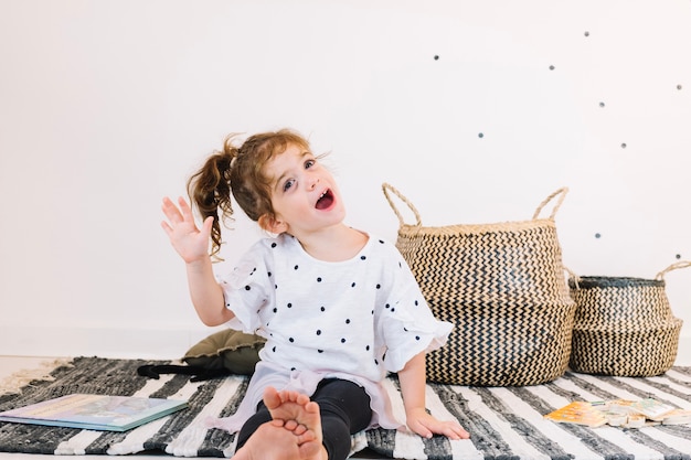 Free photo charming girl waving hand