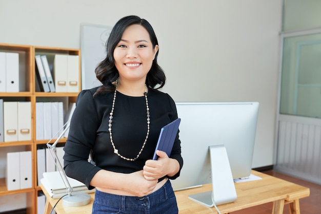 Free photo cheerful businesswoman at office