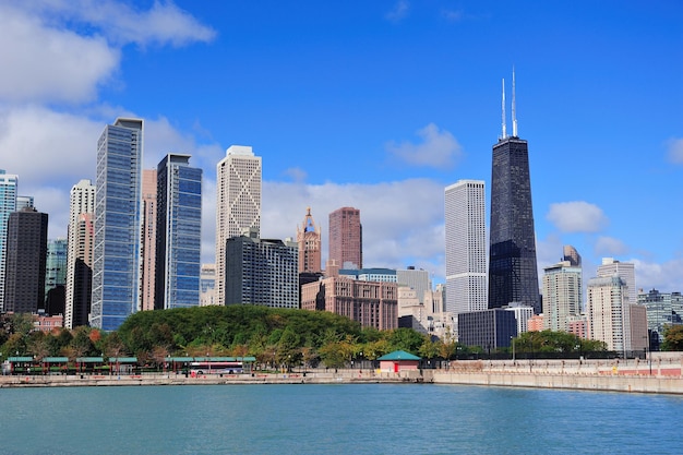 Free photo chicago city urban skyline with skyscrapers over lake michigan with cloudy blue sky.