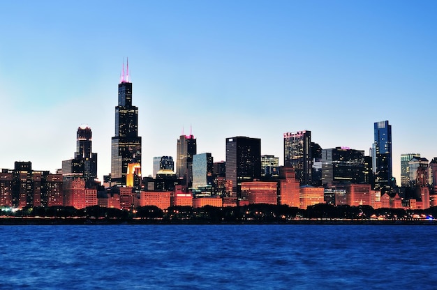 Free photo chicago skyline at dusk