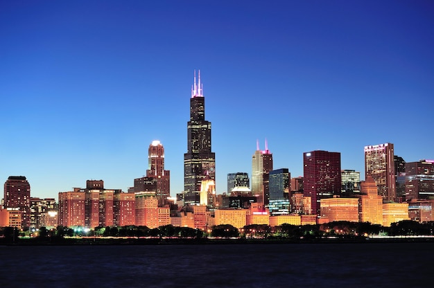 Free photo chicago skyline at dusk