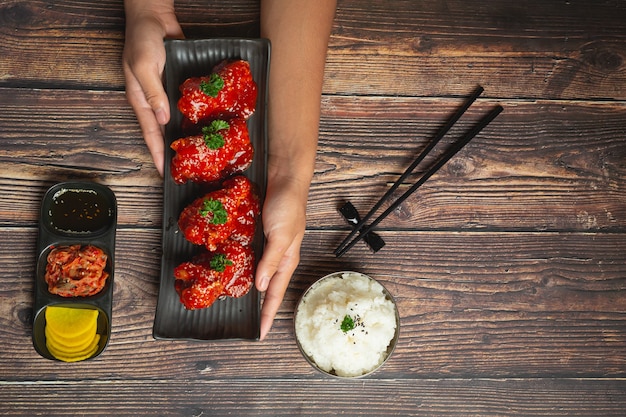 Foto gratuita pollo fritto in salsa piccante in stile coreano