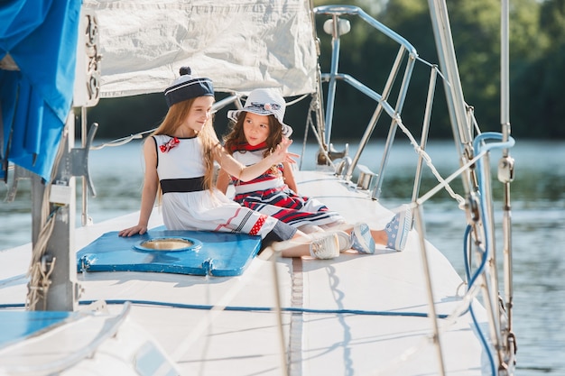 Foto gratuita i bambini a bordo di uno yacht da mare