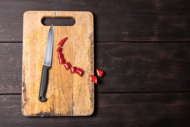 Free photo chilli and knife with chopping block