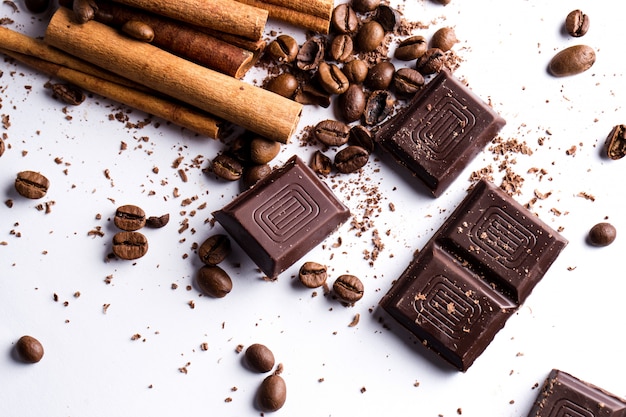 Foto gratuita cioccolato con cannella e chicchi di caffè