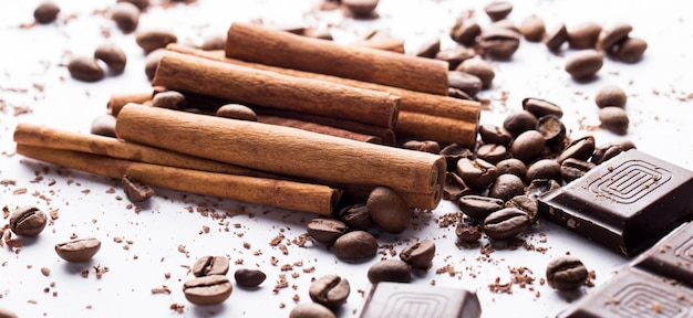 Foto gratuita cioccolato con cannella e chicchi di caffè