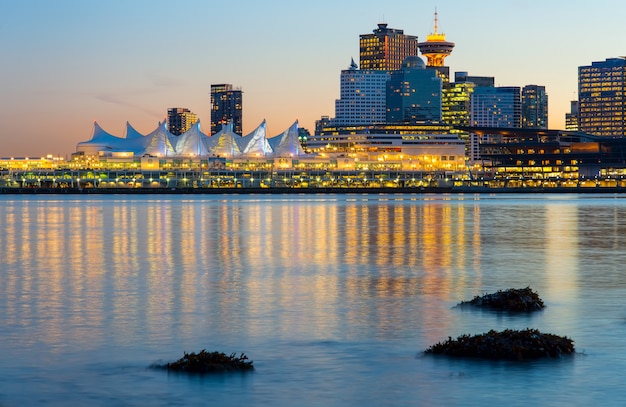 Free photo cityscape view at night