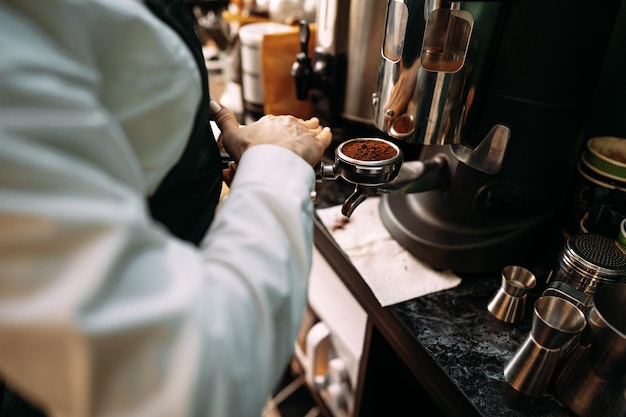 Free photo close up of barista hands preparing coffee for customer in coffee shop