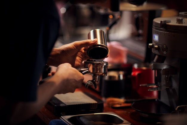 Free photo close up barista making cappuccino, bartender preparing coffee drink