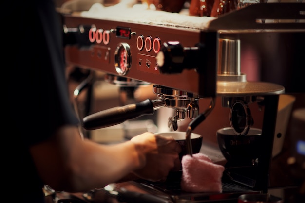 Free photo close up barista making cappuccino, bartender preparing coffee drink