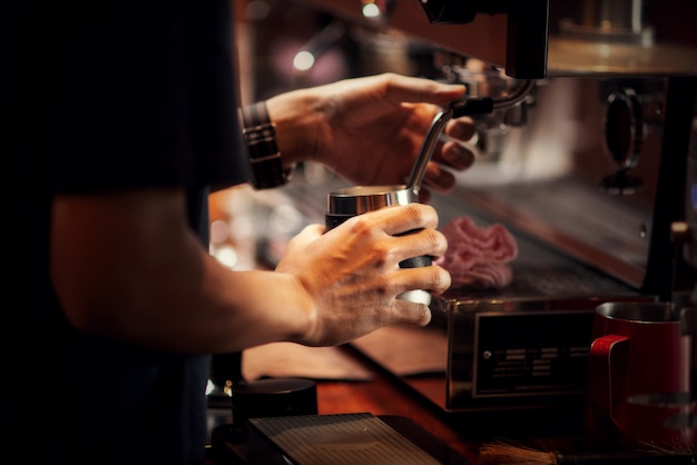 Free photo close up barista making cappuccino, bartender preparing coffee drink