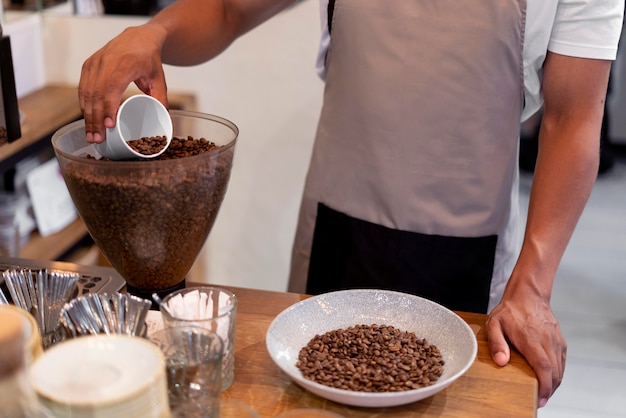 Free photo close up barista preparing coffee