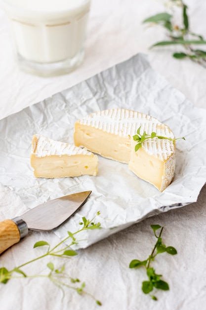 Free photo close-up brie cheese and glass of milk