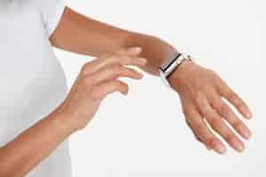 Free photo close up of female hands wearing wrist watch