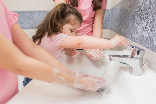 Free photo close-up girls washing hands