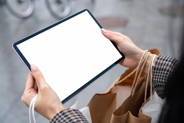 Free photo close-up hands holding tablet