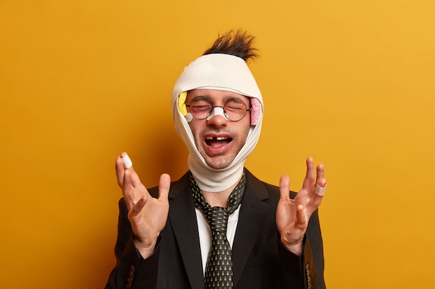 Free photo close up on injured man with dark bruise under eyes and brain concussion, wears bandage