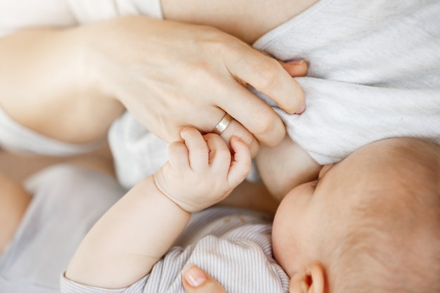 Free photo close up of intimate moment mother lactating her newborn son. scene of innocence and protection. family, motherhood and lifestyle concept.