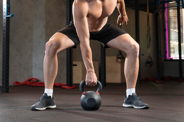 Free photo close up on man doing crossfit workout