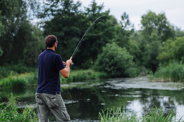 Free photo close-up of man fishing in the lake