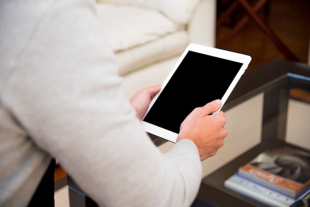 Free photo close-up of a man's hand using digital tablet