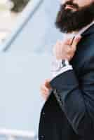 Free photo close-up of man's hand with a wrist watch