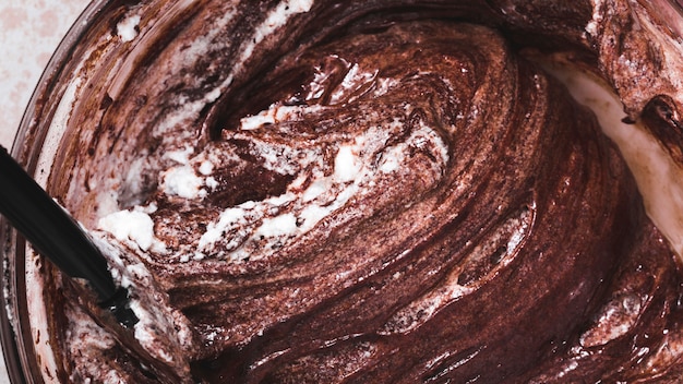 Free photo close-up of mixed chocolate cake dough in bowl