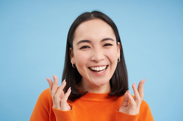 Free photo close up portrait of asian girl with perfect healthy smile and natural beautiful face looks happy at