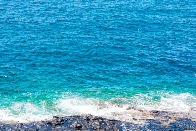 Free photo close-up rocky coast with crystalline water