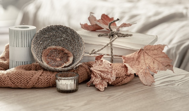 Free photo close-up still lfe with details of autumn decor in the interior of the room.