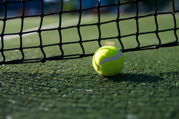 Free photo close-up tennis ball on the ground